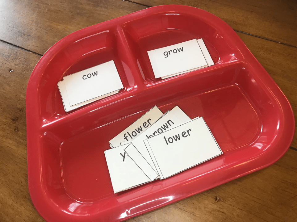 Bowl with sorted cards of "ow" digraph in the dividers